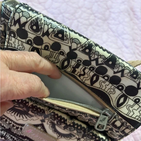 Sakroots Black and Cream Crossbody Bag with Vintage-Inspired Design - Picture 5 of 10